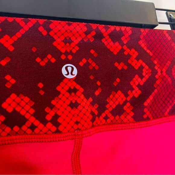 Lululemon Women's Wunder Under Iii Crop Pants Leggings Size 6 Snake Skin Waist - Picture 7 of 8